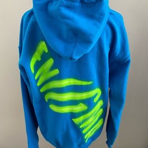 This sweatshirt is like new. it’s unisex